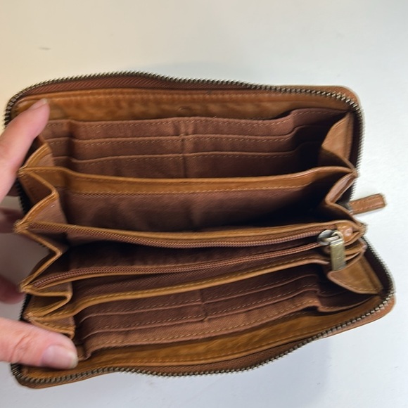 BROWN CUTOUT DESIGN SOFT SQUISHY LEATHER WALLET - Picture 4 of 11